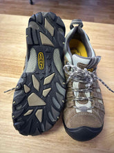 Load image into Gallery viewer, Women's Shoe Size 9 Keen Brown Hiking Shoes