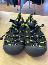 Load image into Gallery viewer, Shoe Size 6 Keen Black Sandals