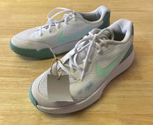 Load image into Gallery viewer, Shoe Size 7 Nike White Shoes