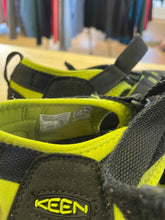 Load image into Gallery viewer, Shoe Size 6 Keen Black Sandals