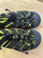 Load image into Gallery viewer, Shoe Size 6 Keen Black Sandals