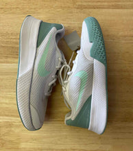Load image into Gallery viewer, Shoe Size 7 Nike White Shoes