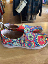 Load image into Gallery viewer, Women's Shoe Size 6 UIN Multi-Color Shoes