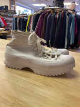 Load image into Gallery viewer, Shoe Size 8.5 Converse White Shoes