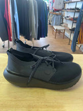 Load image into Gallery viewer, Shoe Size 9.5 Oofos Black Shoes
