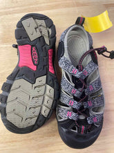 Load image into Gallery viewer, Women's Shoe Size 6 Keen Grey Water Shoes