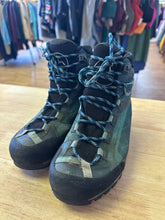Load image into Gallery viewer, Women's Shoe Size 7.5 La Sportiva Teal Hiking Boots