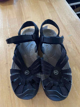 Load image into Gallery viewer, Women's Shoe Size 10.5 Keen Black Sandals