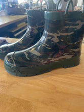 Load image into Gallery viewer, Child Size 2 Western Chief Boy's Footwear