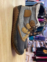 Load image into Gallery viewer, Women's Shoe Size 9.5 Sorel Grey Boots