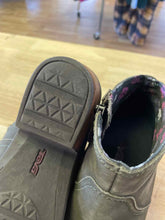 Load image into Gallery viewer, Shoe Size 8 Teva Olive Boots