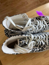 Load image into Gallery viewer, Shoe Size 9 Converse White Women's  Casual Shoes