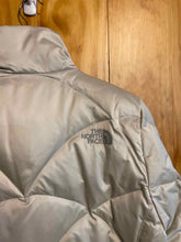 Load image into Gallery viewer, Women Size Medium The North Face Cream Women's Jacket