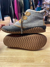 Load image into Gallery viewer, Women's Shoe Size 9.5 Sorel Grey Boots