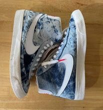 Load image into Gallery viewer, Shoe Size 9 Nike Blue Shoes