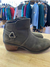 Load image into Gallery viewer, Shoe Size 8 Teva Olive Boots