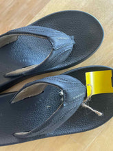 Load image into Gallery viewer, 9 Cobian Flip Flops