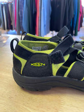 Load image into Gallery viewer, Shoe Size 6 Keen Black Sandals