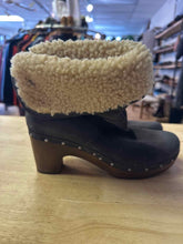 Load image into Gallery viewer, Shoe Size 8 UGG Grey Clogs
