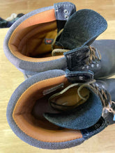 Load image into Gallery viewer, 9.5 Timberland Men's Boots