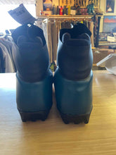 Load image into Gallery viewer, Salomon 9.5 Cross Country Ski Boots