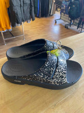 Load image into Gallery viewer, Shoe Size 8 Oofos Black Print Women's Casual Shoes