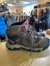 Load image into Gallery viewer, Women's Shoe Size 9.5 Keen Brown Hiking Boots