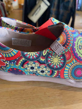 Load image into Gallery viewer, Women's Shoe Size 6 UIN Multi-Color Shoes