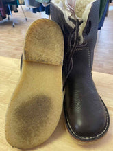 Load image into Gallery viewer, Shoe Size 39 Duck Feet Brown Boots