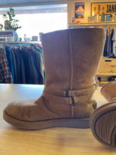Load image into Gallery viewer, Shoe Size 8 UGG Brown Boots
