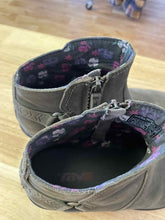 Load image into Gallery viewer, Shoe Size 8 Teva Olive Boots
