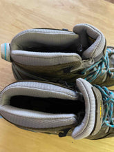 Load image into Gallery viewer, Shoe Size 9.5 Keen Brown Boots