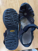 Load image into Gallery viewer, Women's Shoe Size 10.5 Keen Black Sandals