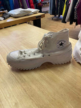 Load image into Gallery viewer, Shoe Size 8.5 Converse White Shoes