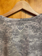 Load image into Gallery viewer, Size L Columbia Men's Long Sleeve Shirt