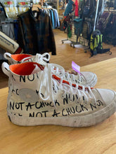 Load image into Gallery viewer, 9.5 Converse Men's Shoes