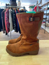 Load image into Gallery viewer, Shoe Size 9 Keen Burnt Orange Boots