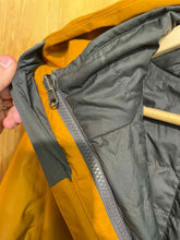 Load image into Gallery viewer, Size M Patagonia Men's Winter Jacket