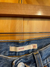 Load image into Gallery viewer, Size 25 Levi's Blue Women's Jeans