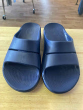 Load image into Gallery viewer, Women's Shoe Size 11 Oofos Navy Sandals