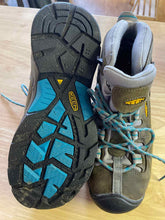 Load image into Gallery viewer, Shoe Size 9.5 Keen Brown Boots