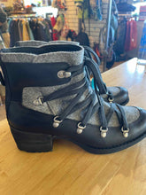 Load image into Gallery viewer, Shoe Size 8.5 Merrell Black Boots