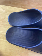 Load image into Gallery viewer, Women's Shoe Size 11 Oofos Navy Sandals