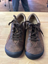 Load image into Gallery viewer, Shoe Size 8 Keen Brown Shoes