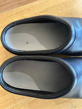 Load image into Gallery viewer, Women's Shoe Size 8 Merrell Black Shoes