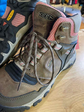 Load image into Gallery viewer, Women's Shoe Size 9.5 Keen Brown Hiking Boots