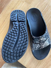 Load image into Gallery viewer, Shoe Size 8 Oofos Black Print Women's Casual Shoes