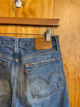 Load image into Gallery viewer, Size 25 Levi's Blue Women's Jeans