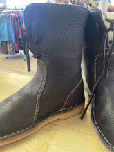Load image into Gallery viewer, Shoe Size 39 Duck Feet Brown Boots