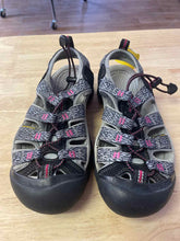 Load image into Gallery viewer, Women's Shoe Size 6 Keen Grey Water Shoes